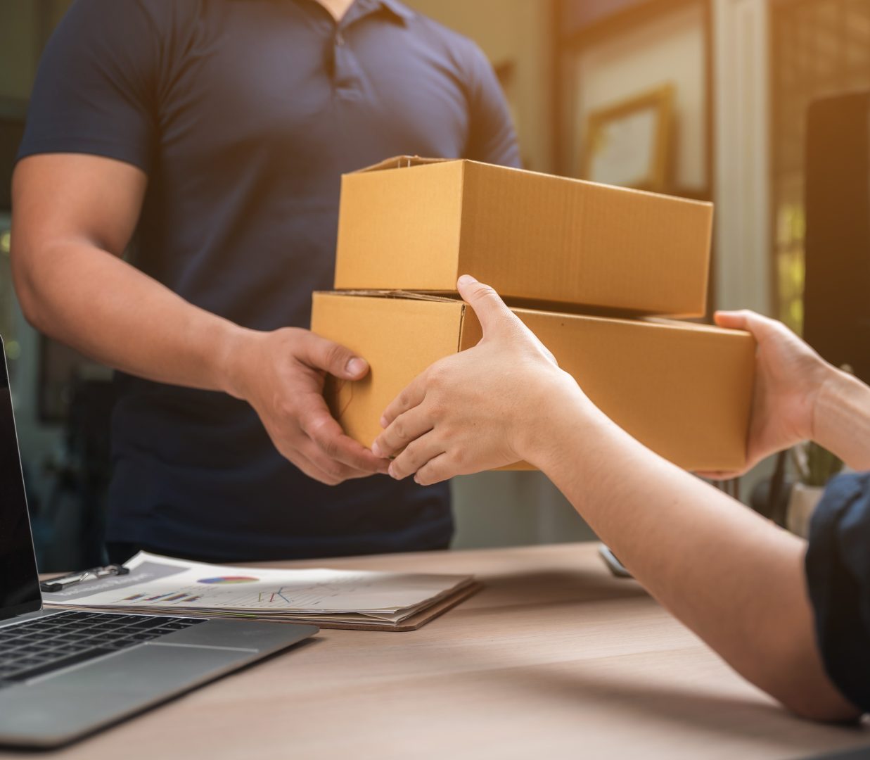 entregador fazendo entrega de caixas ao seu cliente